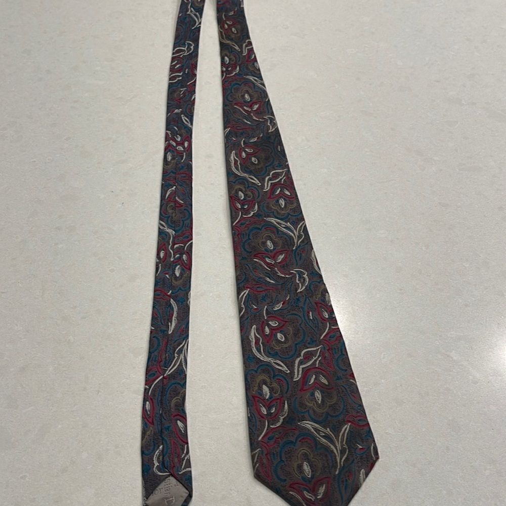 Christian Dior Tie 100 % silk, excellent shape, great colors .